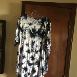 Torrid black and white tunic size 4